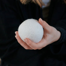 Indlæs billede til gallerivisning Wool laundry dryer balls handmade in Nepal